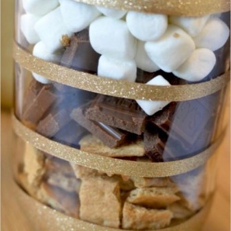 perfect-winter-guests-favor-smores-bars-in-diy-glitter-mason-jars-weddingomania-998-int