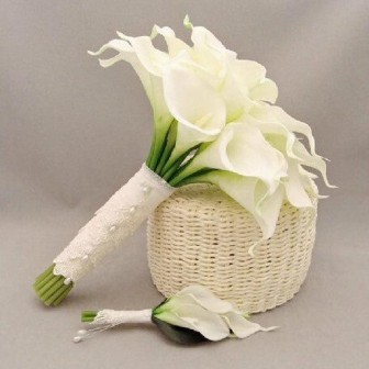 romantic-wedding-bouquet-calla-holding-flowers