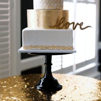 11Modern-Black-and-Gold-Wedding-Ideas_0021