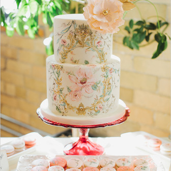 Watercolor-Painted-Wedding-Cake-and-Macarons